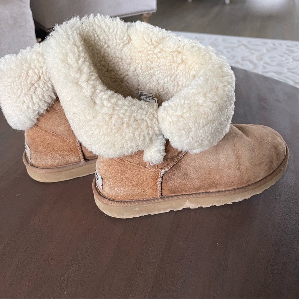 Bailey button uggs in tan brown